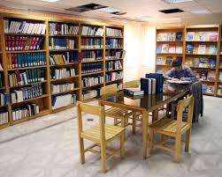 اهدای کتاب و پایان نامه به مرکز ملی فرش ایران