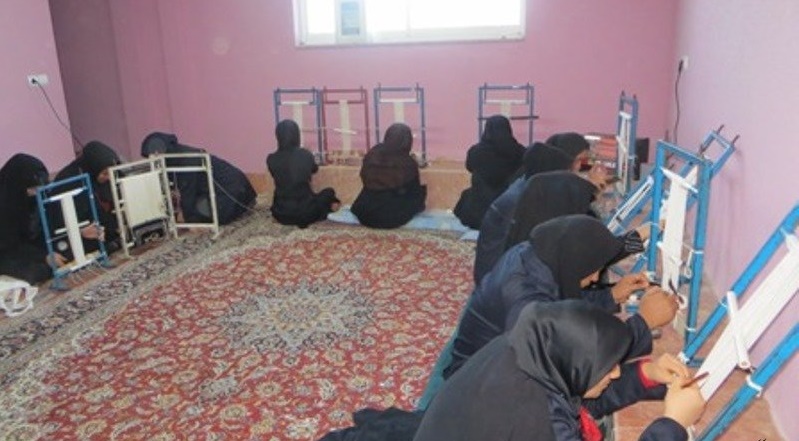 كارگاه آموزشي قالي بافي ويژه مربيان اين حرفه برگزار مي شود