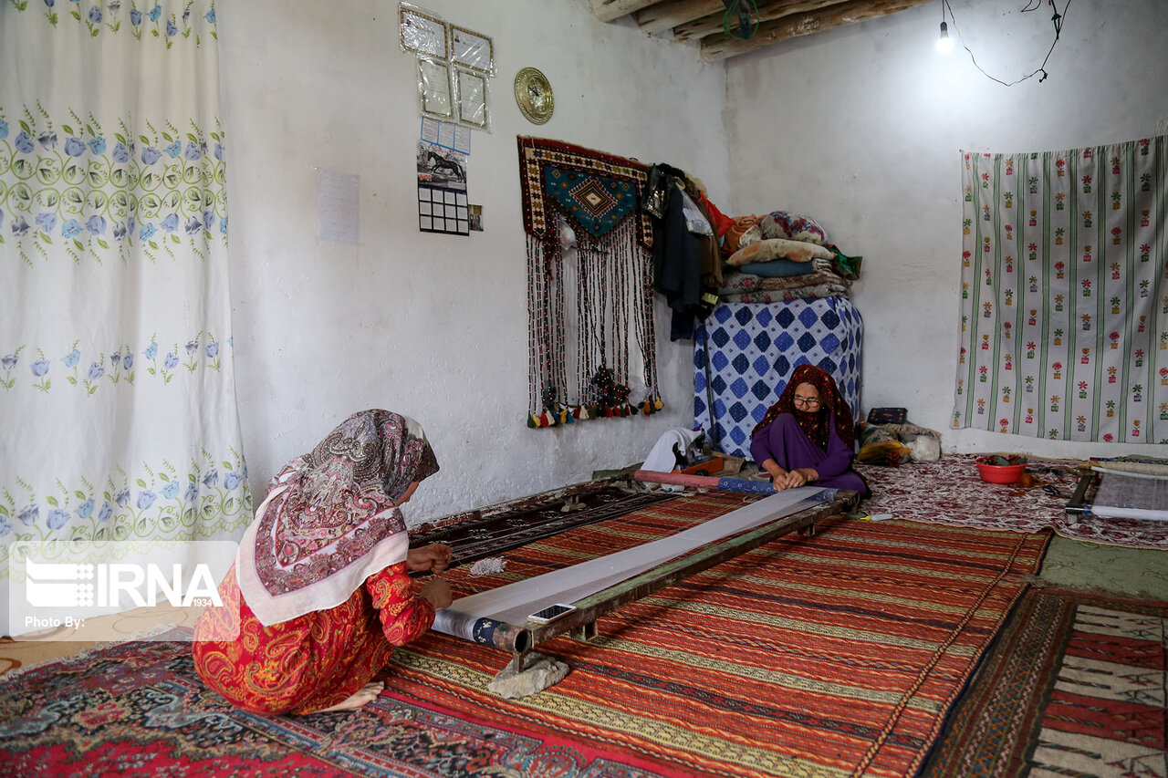 بافت فرش دو روی ابریشم در روستای دویدوخ خراسان شمالی