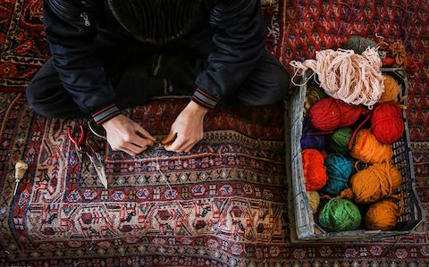 تولید فرش دستباف در مهاباد ۱۰ درصد کاهش یافت