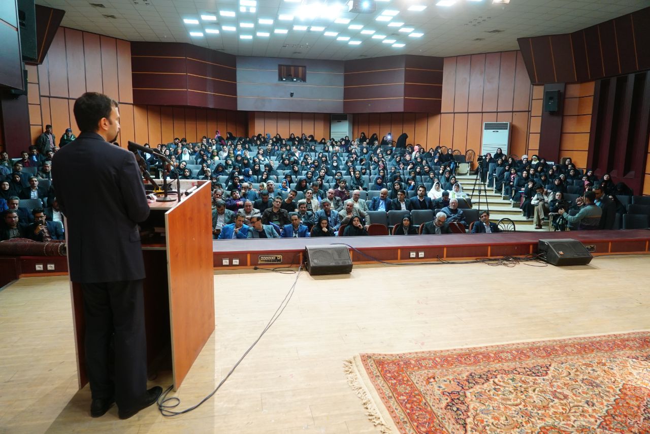 آيين ويژه ثبت جهانی فرش دستباف سیستان در زابل برگزار شد.