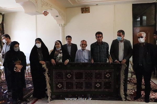 بازدید مسئولین از کارگاه های قالیبافی دهاقان