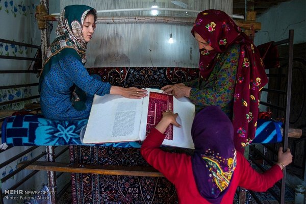 سالانه ۶۱ هزار مترمربع فرش در راز وجرگلان تولید می‌شود