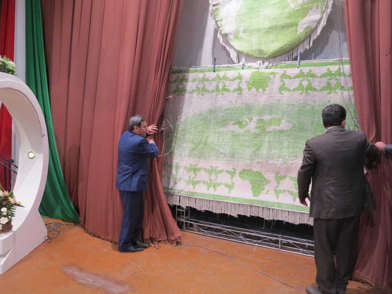 رونمایی از فرش سفید صلح بوکان