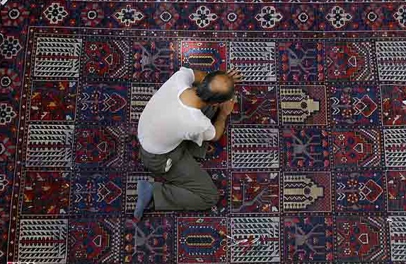 رفوگران ایرانی فرش های مسجد کوفه را بازیابی طرح می کنند