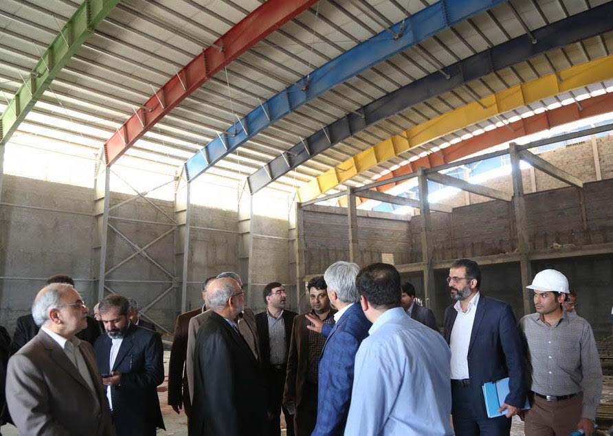 بازدید وزیر از نمایشگاه در حال احداث قم