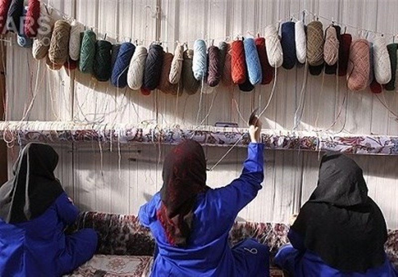 تلاش مرکز ملی فرش ایران برای تامین اعتبار بیمه قالیبافان