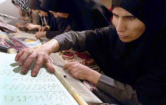 اولین دوره آموزشی قالیبافی ویژه نابینایان در استان سمنان برگزار شد