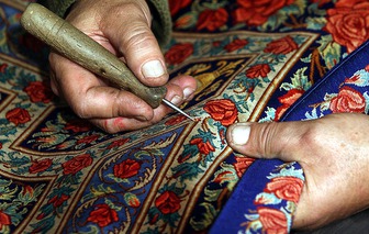 اتمام بافت فرش 102 متری در خوی به سفارش کشور عمان