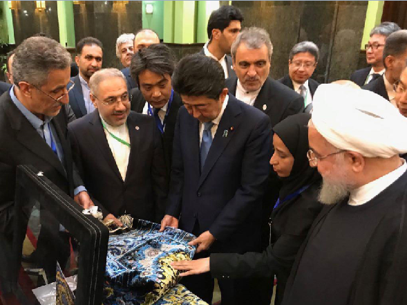 دیپلماسی هنرمندانه فرش دستباف ایرانی در حضور رئیس جمهور ایران 
