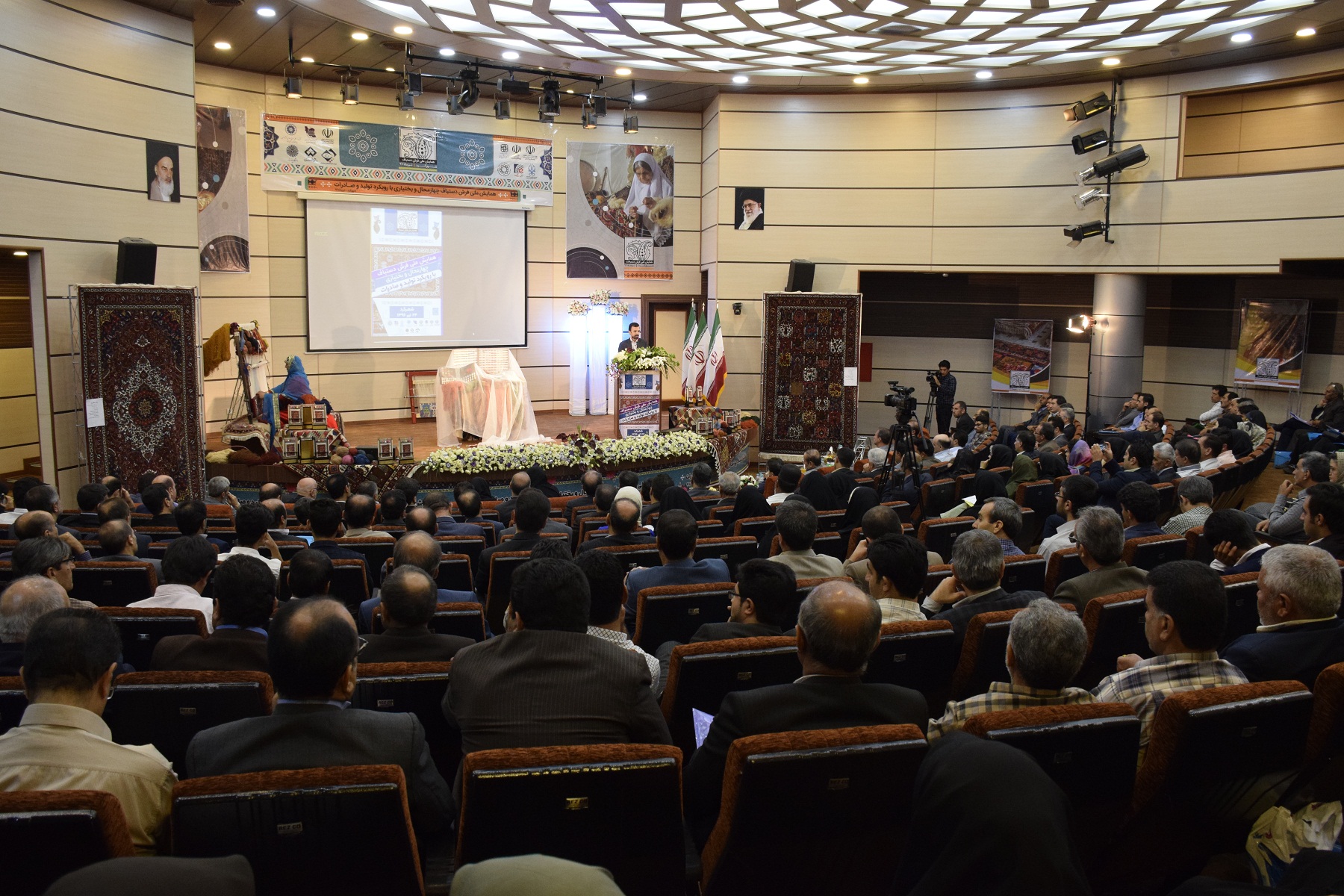 همایش ملی فرش دستباف در شهرکرد برگزار شد