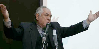 اهدا تندیس همای هنر به استاد پیشکسوت رنگرزی